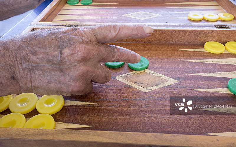 希腊男人玩双陆棋图片素材
