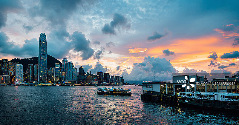 香港一日游：天星小轮穿梭于尖沙咀和香港岛之间，饱览维多利亚港的城市天际线图片素材