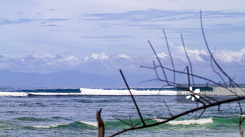 印度尼西亚哈马黑拉岛：太平洋的海浪图片素材