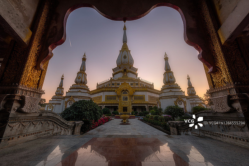 泰国黎逸府的帕玛哈Chedi Chai Mongkol寺图片素材