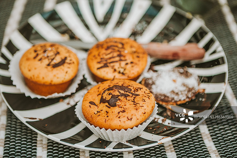 条纹黑白盘子上的无糖自制松饼图片素材