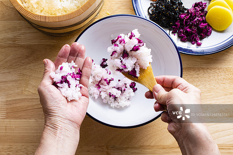 用各种食材制作的彩色日式饭团食谱图片素材