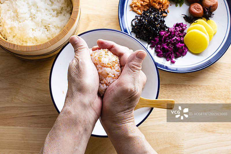用各种食材制作的彩色日式饭团食谱图片素材