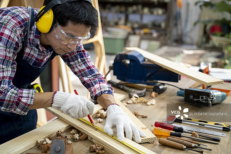 木匠在木工车间使用设备，女工在车间工作图片素材