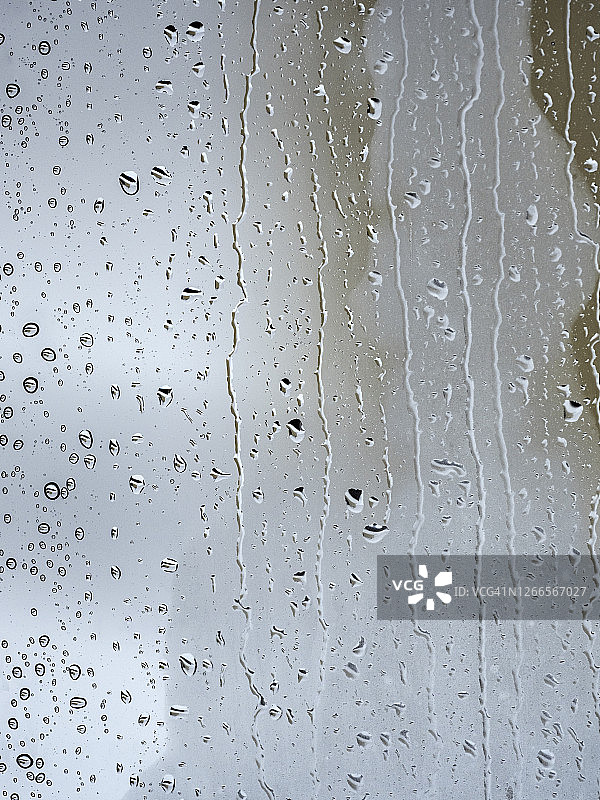 冬季雨雪天气下的湿玻璃窗户图片素材