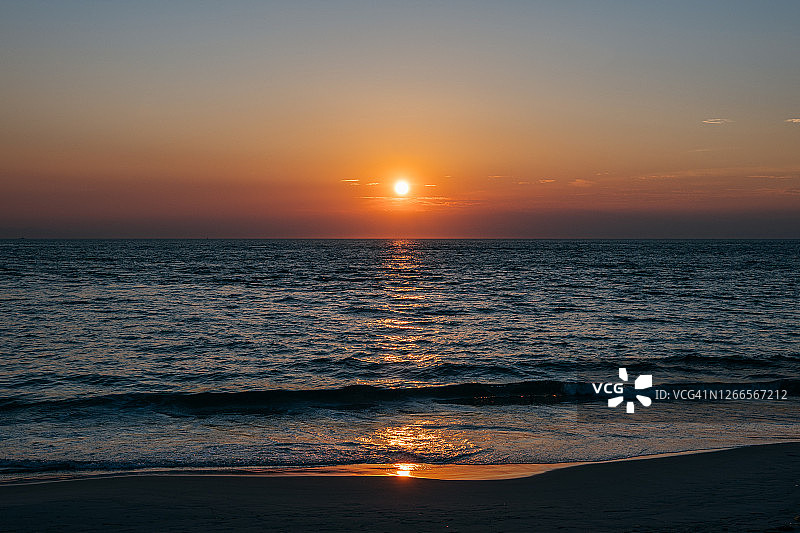 海滩上的日落图片素材