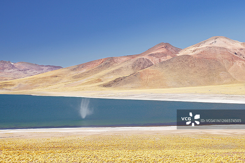 智利米斯坎蒂潟湖上的盐龙卷风图片素材