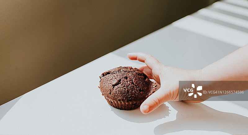 孩子的手去拿巧克力饼干面包图片素材