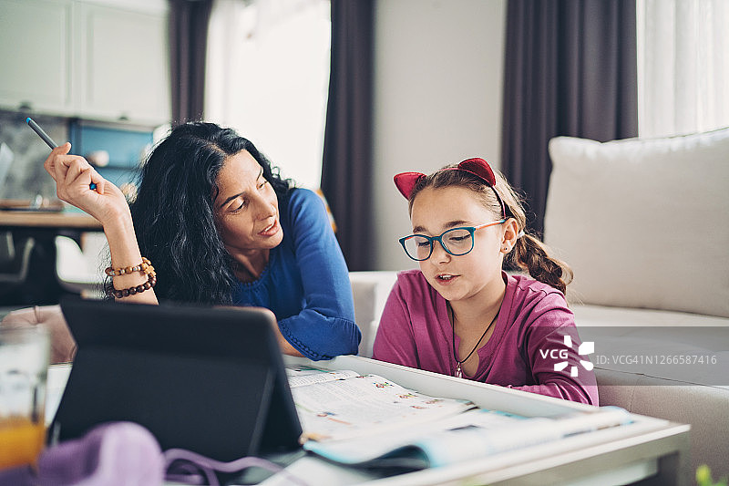 母亲教导女儿图片素材