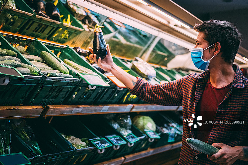 疫情期间购物的男人肖像图片素材