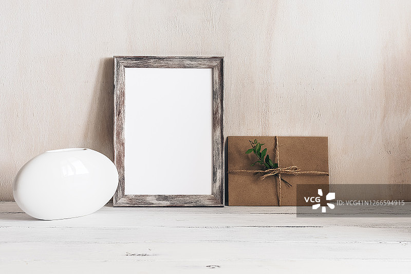 极简家居装饰，白色花瓶和工艺品摆放在白色木桌上，斯堪的纳维亚风格内饰图片素材