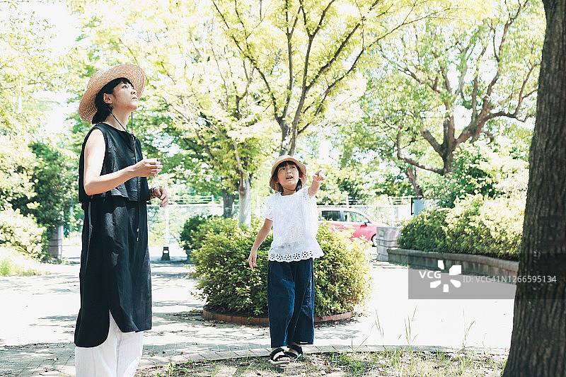 夏季的亚洲女孩和母亲图片素材