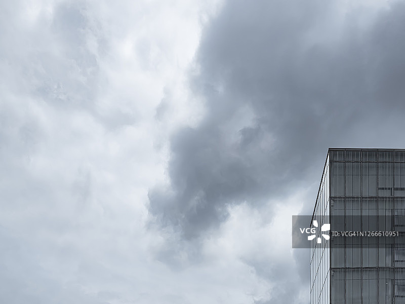 暴风雨来临：中国杭州商业区现代建筑的外观图片素材