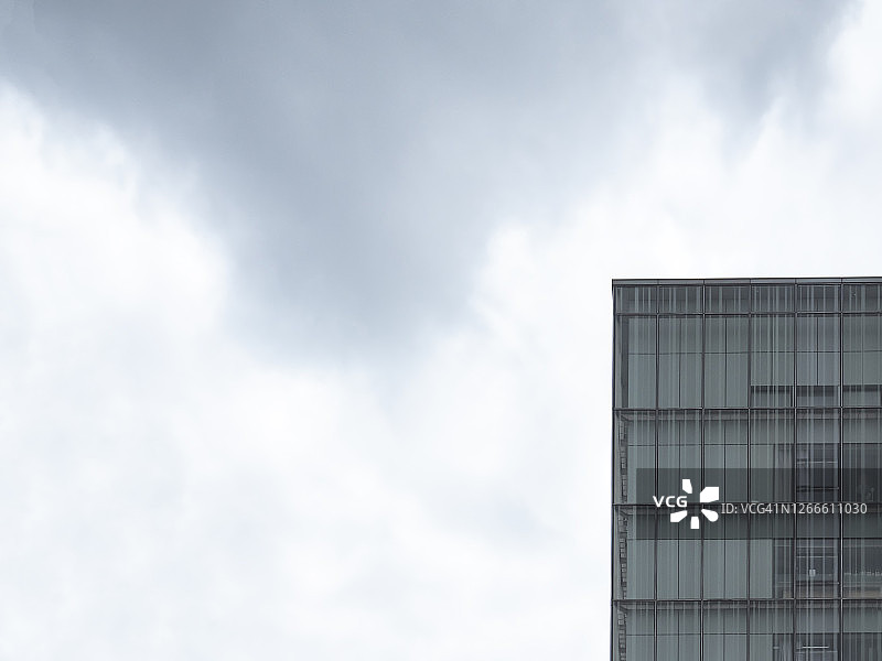 暴风雨来临：中国杭州商业区现代建筑的外观图片素材