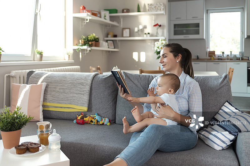 一起阅读我们喜欢的书图片素材