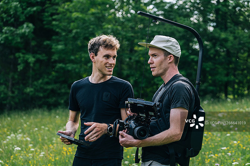 电影摄影师使用拍摄设备协同工作图片素材
