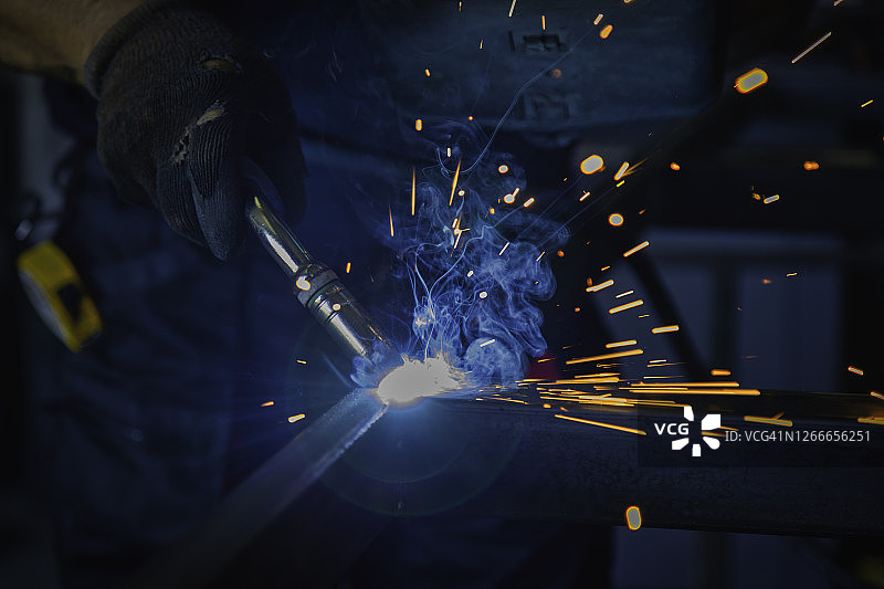 蓝领工人：金属焊接工图片素材