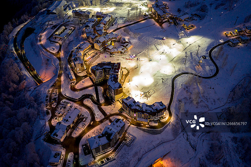 罗莎库塔滑雪胜地的夜间航拍景观图片素材