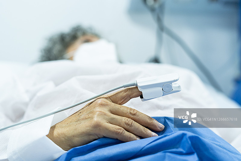 在医院ICU病床上接受治疗的老年患者图片素材