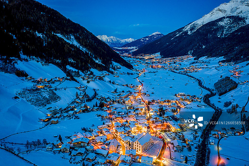 冬季夜晚：奥地利新斯蒂夫镇城市风光，小镇中心和教堂的鸟瞰图，房屋和交通灯的夜间照明，蒂罗尔州，斯图拜山谷图片素材
