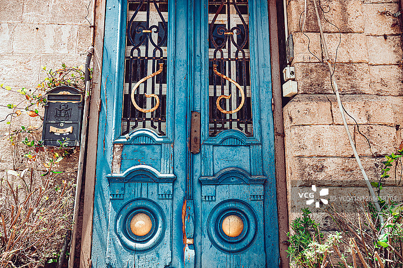 历史建筑的优雅蓝色木制双门图片素材