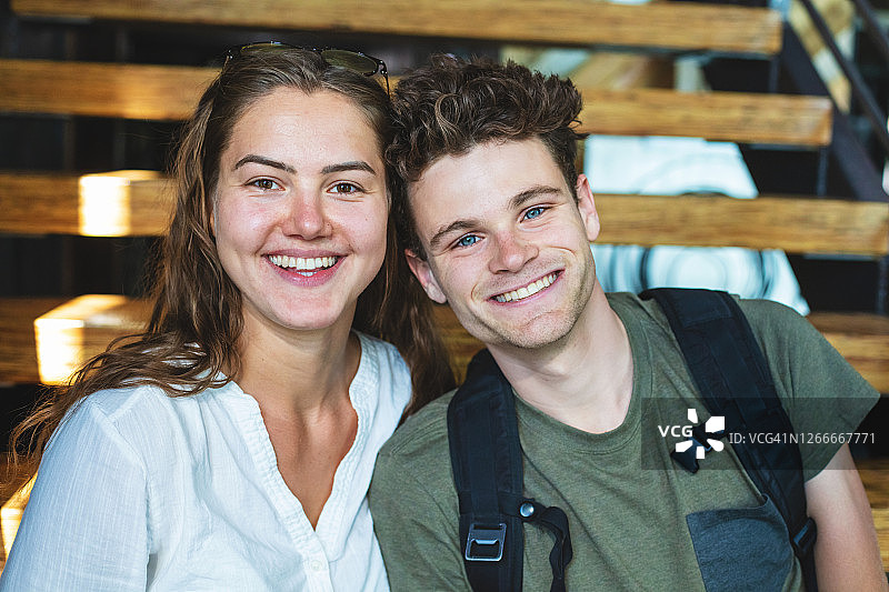 大学生一男一女在楼梯上并排而坐图片素材