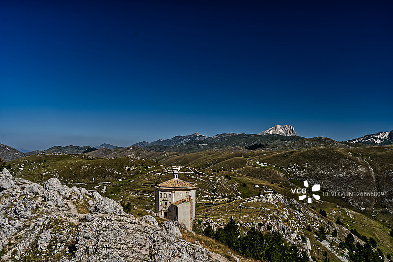 圣玛丽亚德拉彼埃塔教堂，卡拉肖城堡视角图片素材