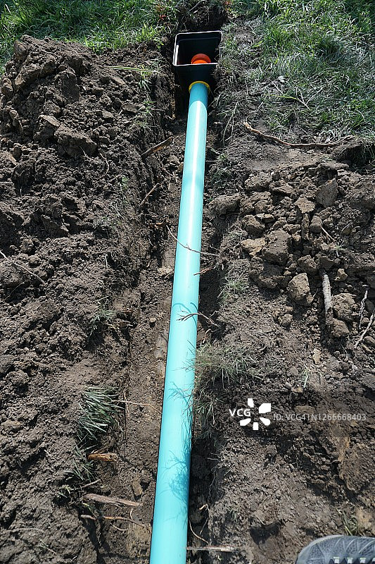 连接到集水池的污水管道沟槽图片素材