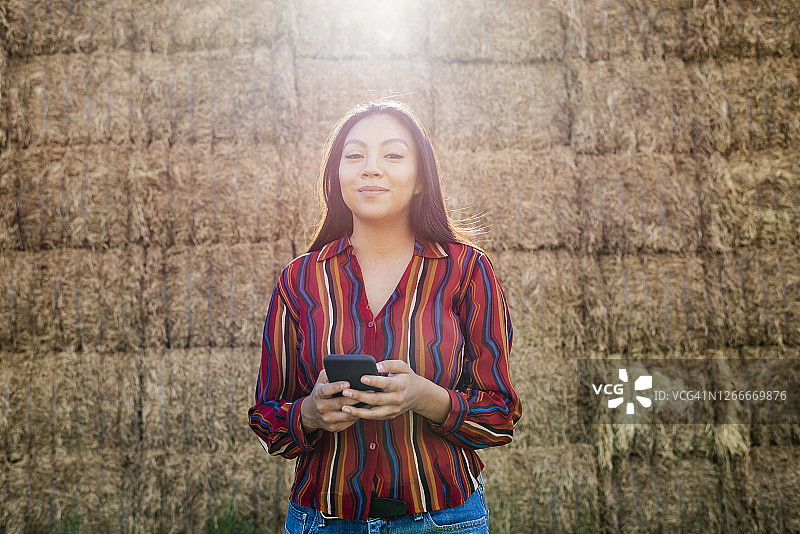 在户外使用手机的年轻女人图片素材