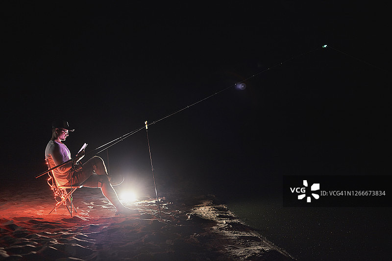渔民在河岸边夜间垂钓图片素材