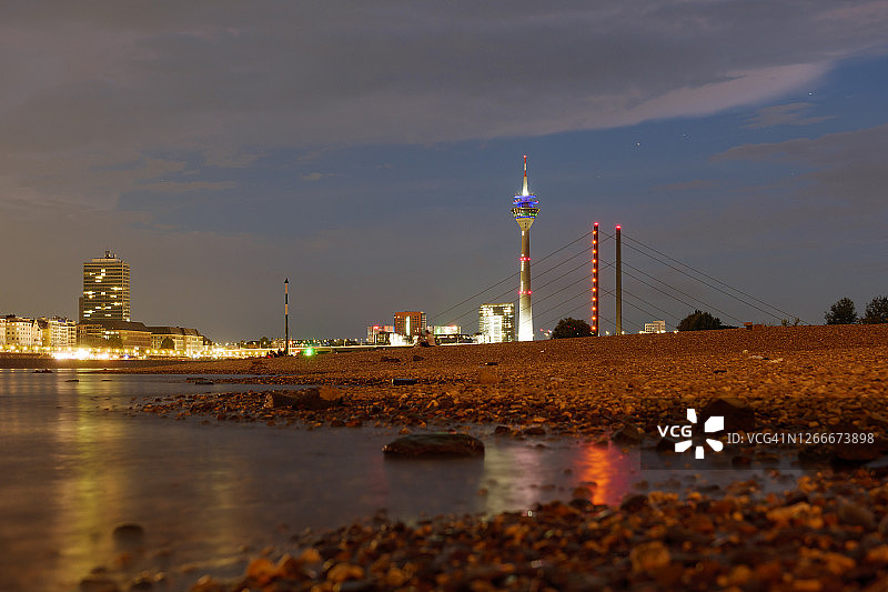 德国杜塞尔多夫莱茵河畔的城市夜景图片素材