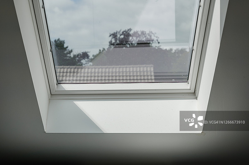 阁楼白色倾斜天窗的室内景观图片素材