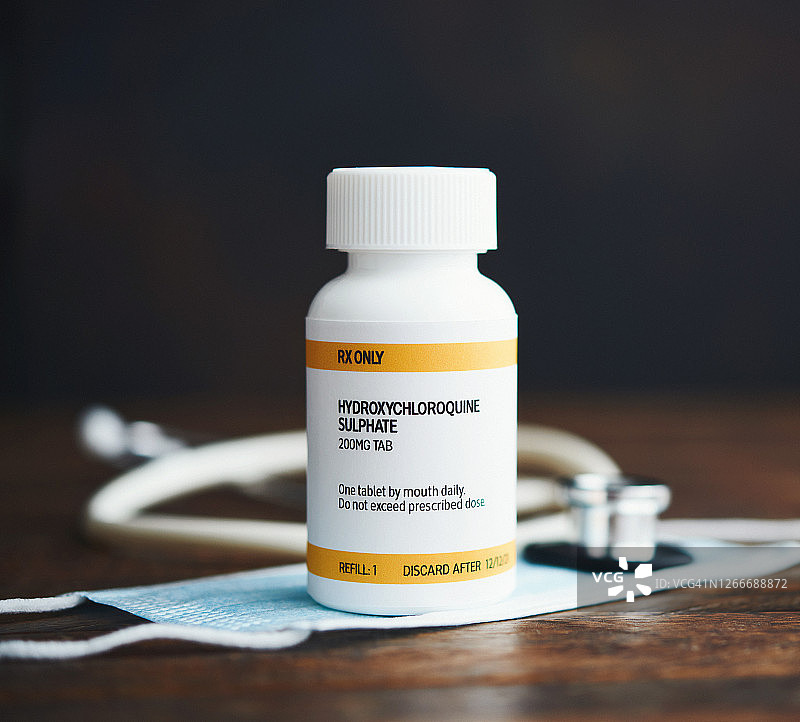 听诊器、口罩与羟氯喹磷酸盐处方药图片素材