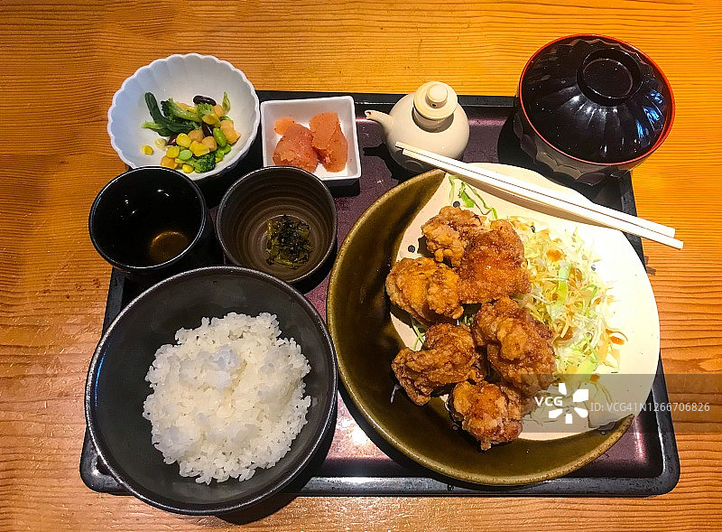日式炸鸡块定食午餐图片素材