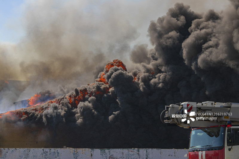 2020年8月5日俄罗斯下瓦尔托夫斯克工业仓库火灾图片素材