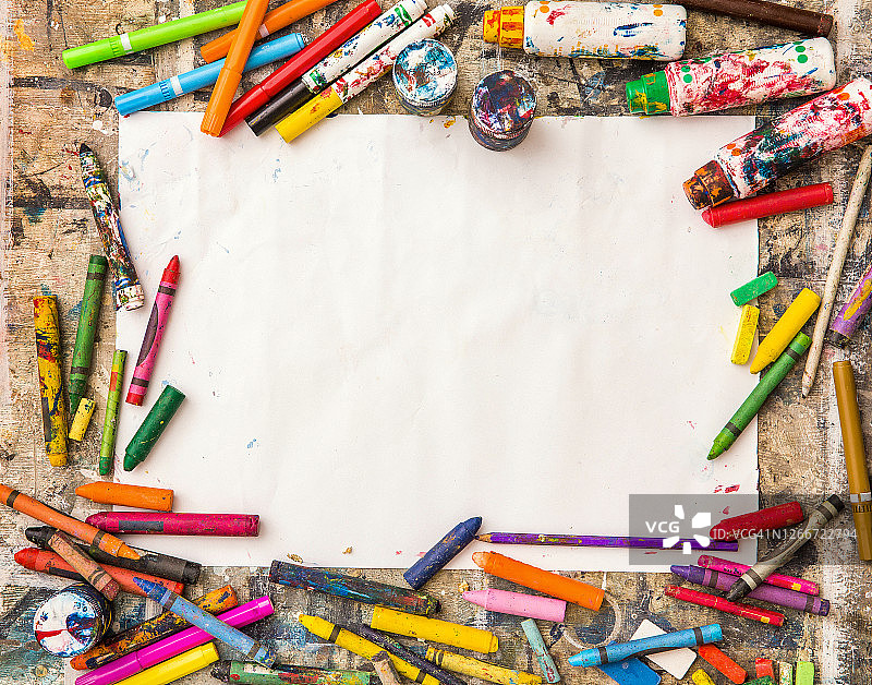 儿童蜡笔美术材料环绕的空白画布图片素材