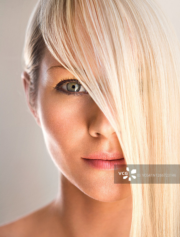 半遮面金发美女写真图片素材