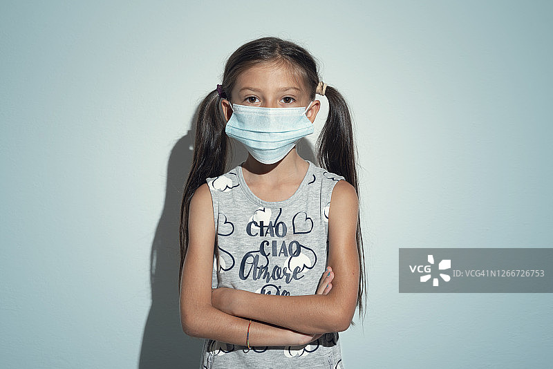 戴着外科口罩的小女孩图片素材