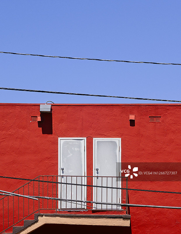 鲜红色墙上的两扇门图片素材