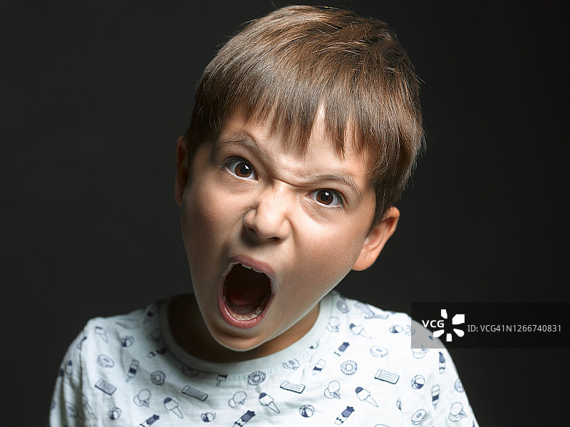 耍脾气的男孩图片素材