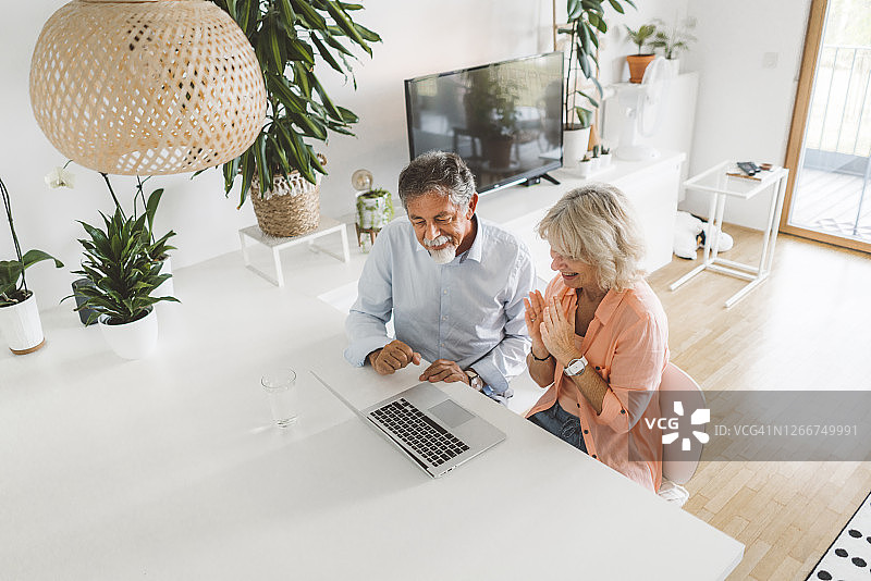 快乐的爷爷奶奶和家人视频通话图片素材