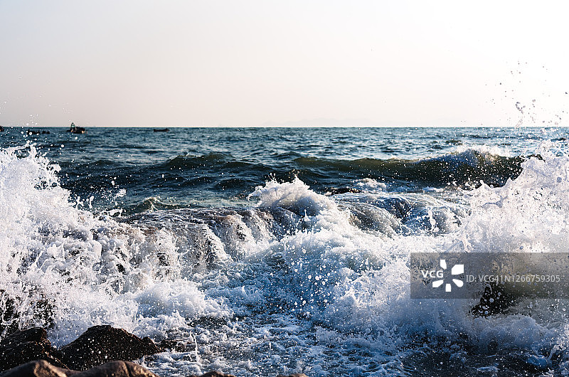 海浪拍打着岩石图片素材