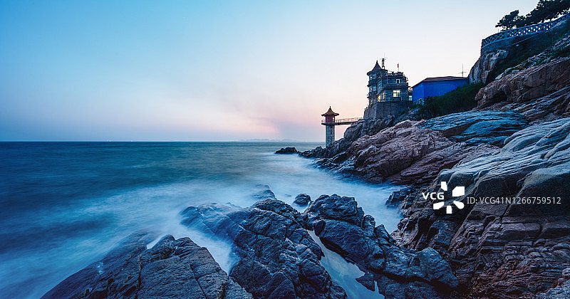 日落时分的海边灯塔图片素材