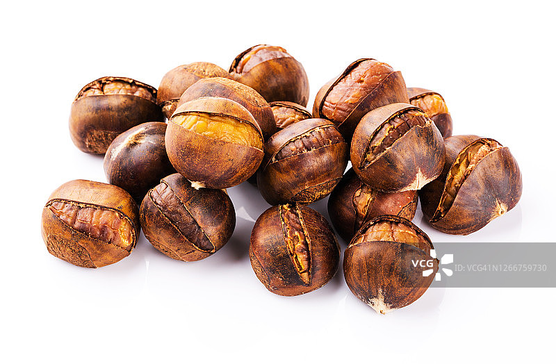 白色背景上的烤栗子图片素材