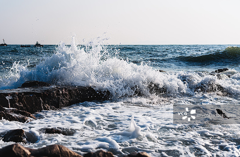 海浪拍打着岩石图片素材
