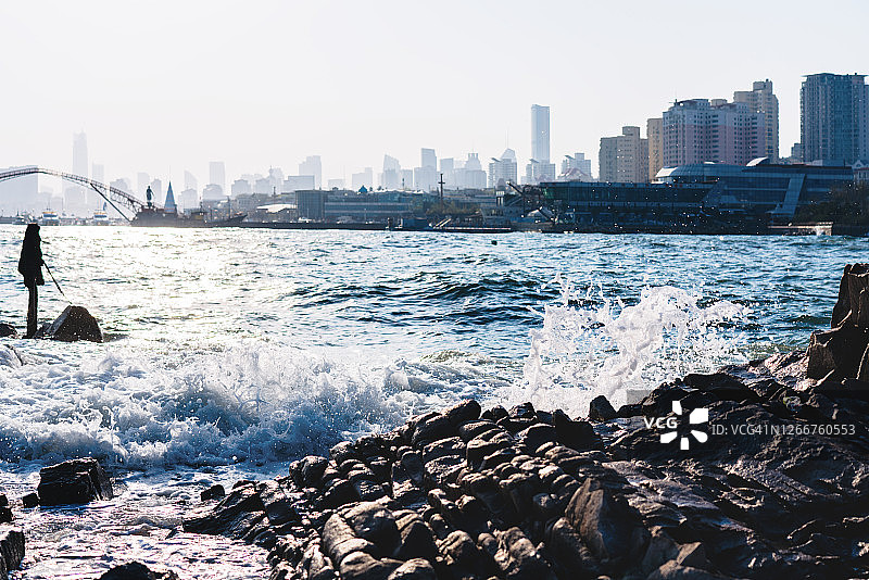 海浪拍打着岩石图片素材