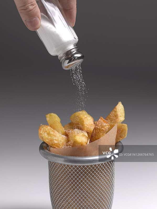 餐厅里撒盐的薯条图片素材