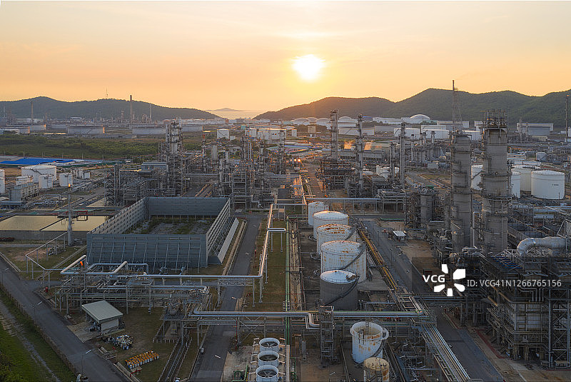 泰国春武里日落时分的炼油厂、管道和蒸馏塔图片素材
