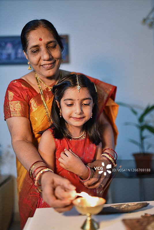 印度祖母和孙女点油灯图片素材