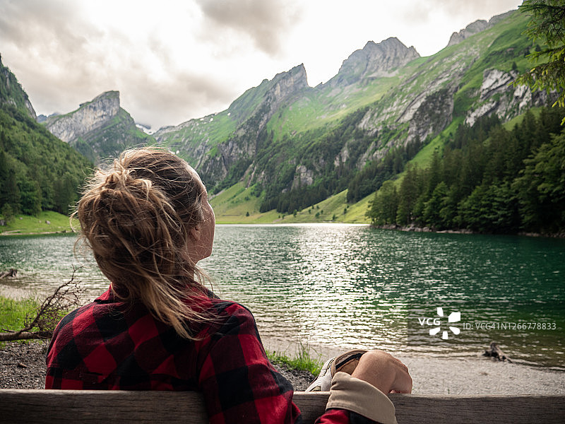 在瑞士观赏美丽高山湖泊的女人图片素材